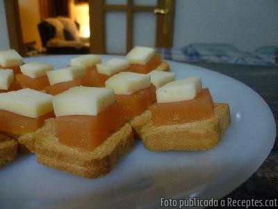 Codonyat casolà amb torrades i formatge